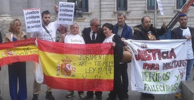 Un grupo de militares y familiares de éstos, con el apoyo de PSOE, Podemos e IU, se ha concentrado frente al Congreso para exigir justicia para los miembros de las Fuerzas Armadadas que han fallecido o han resultado heridos. EUROPA PRESS