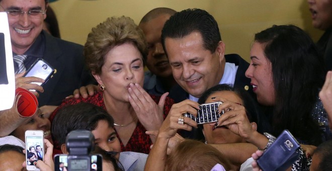 La presidenta de Brasil, Dilma Rousseff, rodeada de seguidores en un acto con universitarios. - REUTERS