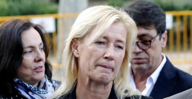 La actriz Ana Duato atiende a la prensa en las inmediaciones de la Audiencia Nacional donde ha acudido a declarar como investigada por un delito de fraude fiscal. EFE/J.J. Guillén.