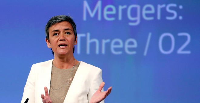 La comisaria europea de Competencia, Margrethe Vestager, explica en rueda de prensa la posición de Bruselas sobre la venta de la británica O2 a Hutchison. REUTERS/Francois Lenoir