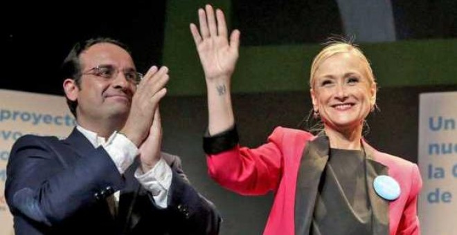 Daniel Ortiz con Cristina Cifuentes. EFE