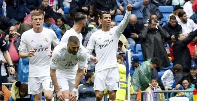Cristiano celebra con sus compañeros del Real Madrid uno de los goles que marcó contra el Valencia. /EFE