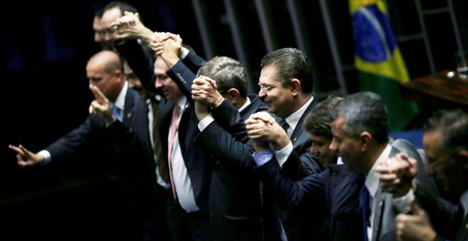 Miembros del Senado brasileño, tras la votación que ha conseguido apartar a la presidneta Rousseff del cargo. REUTERS