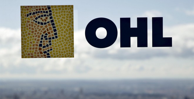 El logo de OHL en una ventana de la sede del grupo. REUTERS