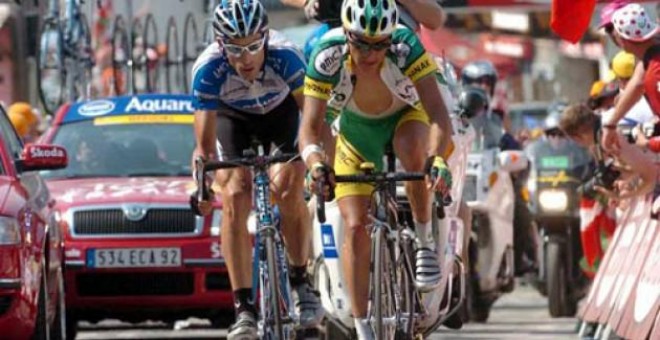 Óscar Pereiro y George Hincapie en el final de la 15ª etapa del Tour 2005.