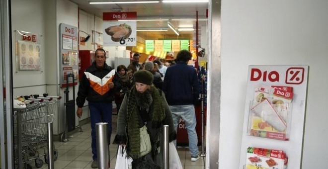 Varias personas salen de de un supermercado de DIA en Madrid. REUTERS/Andrea Comas