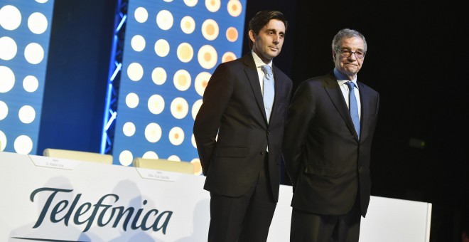 El presidente de Telefonica, José María Álvarez-Pallete, y su antecesor en el cargo, César Alierta, durante la junta general de accionistas de la empresa. EFE/Fernando Villar