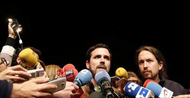 Los líderes de Izquierda Unida, Alberto Garzón, y de Podemos, Pablo Iglesias, atienden a los medios tras anunciar el preacuerdo electoral alcanzado por ambas formaciones para presentarse a los comicios del 26 de junio. EFE/Ballesteros