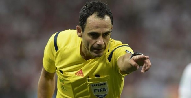 Velasco Carballo señala una infracción durante un partido en el Mundial 2014. /EFE