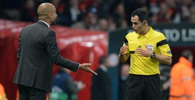 Velasco Carballo conversa con Pep Guardiola en los cuartos de final de la pasada edición de la Champions. /AFP
