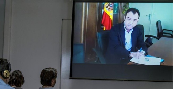 Vista del monitor de la sala de prensa de la Escuela Balear de la Administración Pública, durante la declaración del exvicealcalde de Madrid Manuel Cobo en el juicio por el caso Nóos. EFE