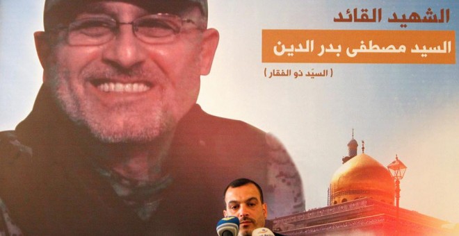 Un hombre, en la conferencia para informar sobre la muerte del líder militar de Hezbolá, Mustafá Badreddine. REUTERS
