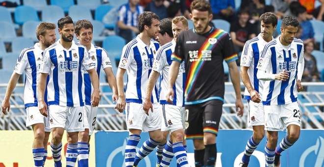 El delantero de la Real Sociedad Mikel Oyarzábal, celebra su gol ante el Rayo Vallecano, durante el partido de la trigésima séptima jornada de liga en Primera División en el estadio de Anoeta. EFE/Juan Herrero.