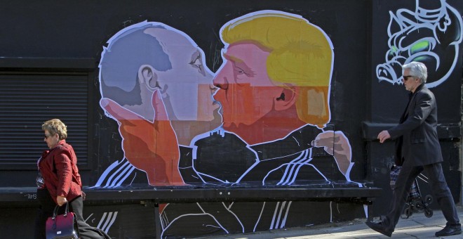 Un mural representa al candidato a la presidencia de EEUU Donald Trump besando al presidente ruso Vladimir Putin.Petras Malukas / AFP