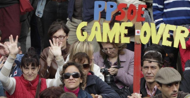 Integrantes y simpatizantes del Movimiento 15-M durante la asamblea celebrada en la madrileña Puerta del Sol. (Efe)