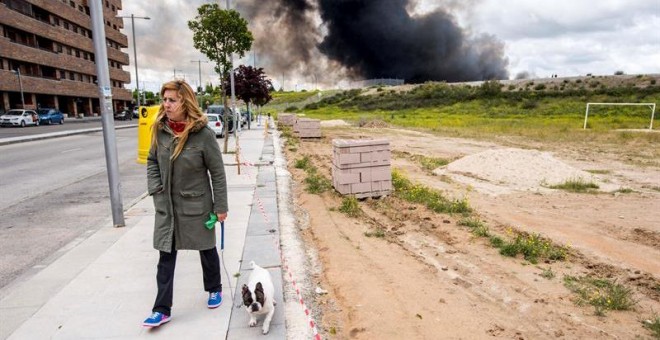 Columna de humo provocada por el incendio del cementerio de neumáticos de Seseña vista desde la cercana urbanización El Quiñón.-  EFE/Ismael Herrero