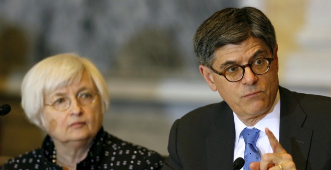 El secretario del Tesoro EE.UU. Jack Lew junto a Janet Yellen, presidenta de la Fed. REUTERS / Gary Cameron