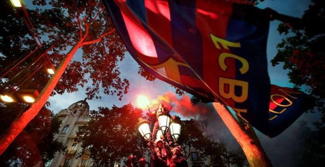 Aficionados del FC Barcelona acudieron en la fuente de Canaletas para celebrar la consecución del título de liga.