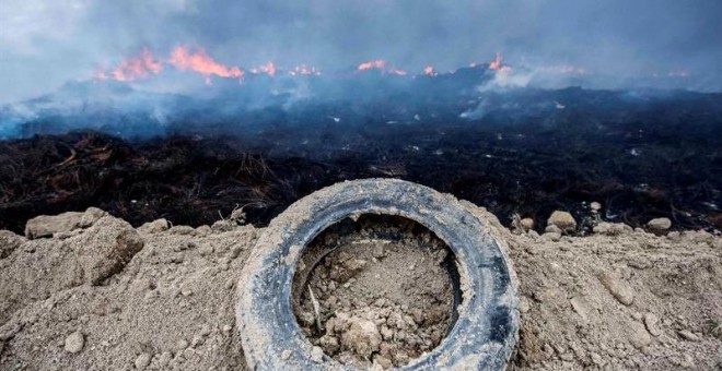 Vista del incendio de neumáticos en Seseña, Toledo. EFE/Ismael Herrero