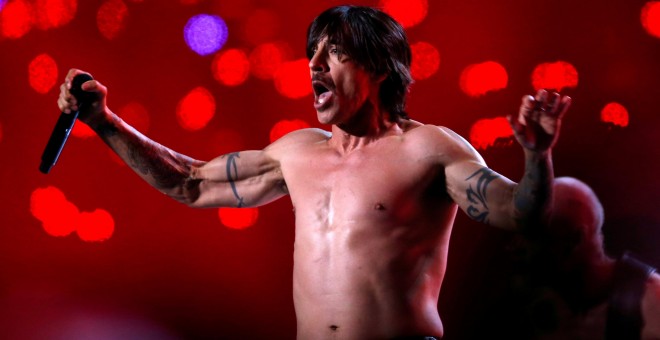 Anthony Kiedis of The Red Hot Chili Peppers performs during the halftime show of the NFL Super Bowl XLVIII football game between the Denver Broncos and the Seattle Seahawks in East Rutherford, New Jersey, February 2, 2014. REUTERS/Shannon Stapleton/File P