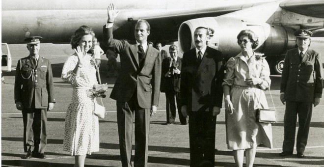 La reina Sofía, el rey Juan Carlos y Videla