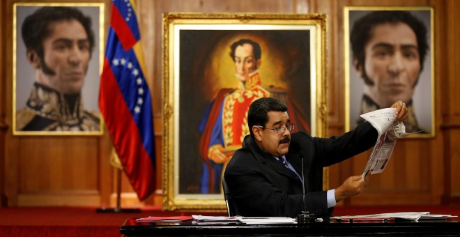 El presidente de Venezuela, Nicolas Maduro,  sostiene un periódico español durante la rueda de prensa en el Palacio Miraflores. REUTERS/Carlos Garcia Rawlins