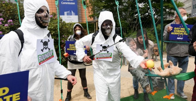 Activistas de Avaaz protestan contra el uso de pesticidas con glifosato en Bruselas el 18 de mayo de 2016. EFE