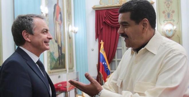 Fotografía cedida por prensa de Miraflores donde se observa al presidente de Venezuela, Nicolás Maduro, quien saluda al expresidente español, José Luis Rodríguez Zapatero. /EFE