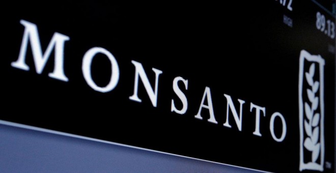 El logo de Monsanto, en una de las pantallas del New York Stock Exchange. REUTERS