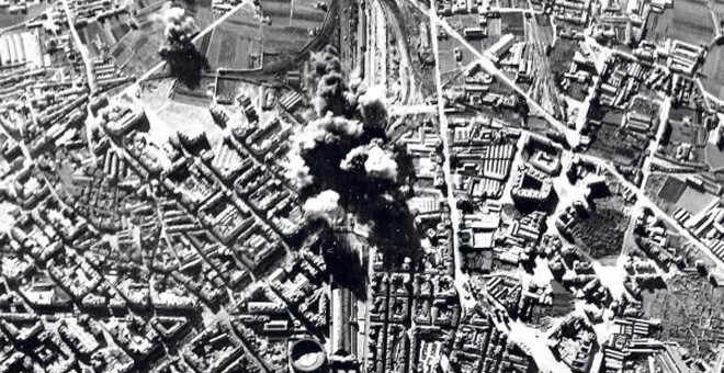 Imagen de uno de los bombardeos sobre la Estación del Norte en Valencia.