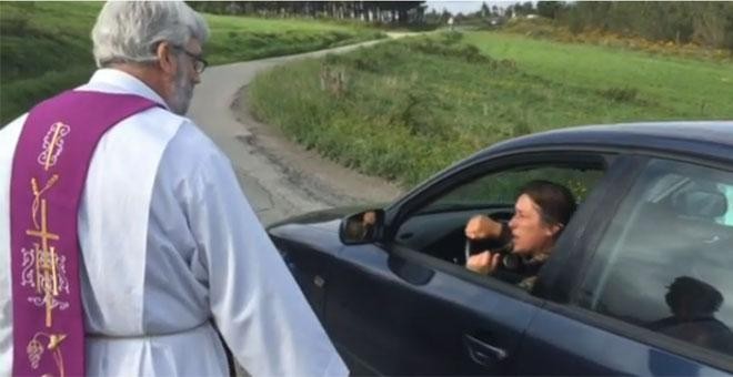 Captura del vídeo de 'La Voz de Galicia' en la que el sacerdote Luis Rodríguez Patiño denuncia el estado de la calzada que une dos municipios coruñeses. LA VOZ DE GALICIA