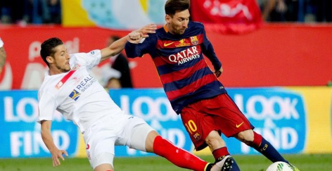 Escudero trata de robar el balón a Messi durante la final de Copa. EFE/JuanJo Martin