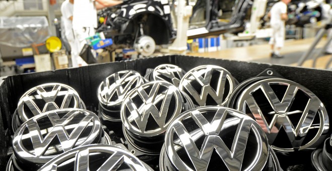 El logo de Volkswagen en la línea de montaje del modelo Golf en la planta alemana de Wolfsburg. REUTERS/Fabian Bimmer