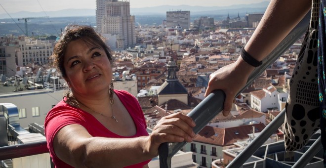 Nestora Salgado, coordinadora de la Policía Comunitaria de Olinalá, visita la redacción de Público. JAIRO VARGAS