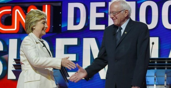 Hillary Clinton y Bernie Sanders durante un debate televisado el pasado mes de abril. - AFP