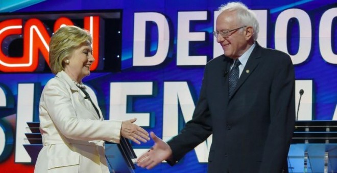 Hillary Clinton y Bernie Sanders durante un debate televisado el pasado mes de abril. - AFP