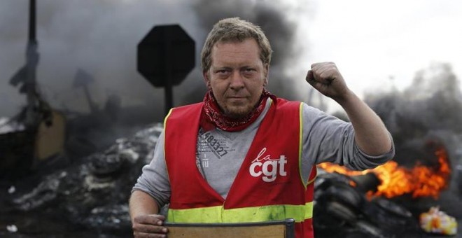 Un sindicalistas mira a cámara tras crear una barricada para impedir el acceso a una refinería durante la huelga en Douchy les Mines, al norte de Francia. Las huelgas en seis de las ocho refinerías francesas y los bloqueos que se prolongan desde hace días