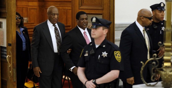Bill Cosby abandona la Corte del Condado de Montgomery después de una audiencia preliminar en Norristown , Pennsylvania , EE.UU.- REUTERS / Matt Rourke / POOL