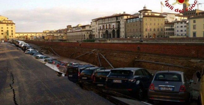 La grieta cerca del río Arno en Florencia. / Vigili del fuoco Firenze