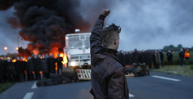 Un grupo de manifestantes bloquean una refinería en Francia en protesta por la reforma laboral. EFE