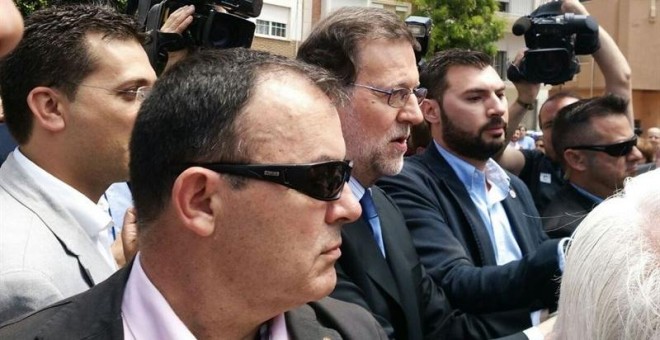 Mariano Rajoy a su llegada a la plaza del Ayuntamiento de Alfafar.- EUROPA PRESS