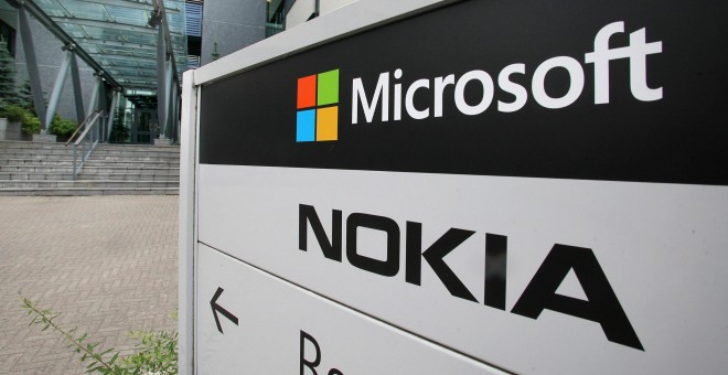 Los logos de Microsoft y Nokia en la sede de su 'jouint venture' en la localidad finlandesa de Peltola. REUTERS