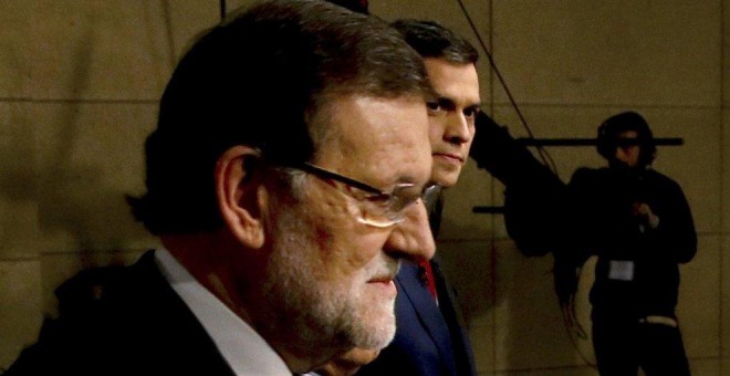 Mariano Rajoy y Pedro Sánchez, antes de comenzar el anterior 'cara a cara' previo al 20-D. EFE