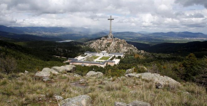 Situado a casi cincuenta kilómetros al norte de Madrid, el Valle de los Caídos es un conjunto monumental edificado en los años 40 y 50 por orden de Franco, quien eligió el emplazamiento y siguió la construcción.