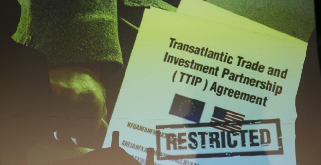 La copia de uno de los documentos del TTIP filtrados por Greenpeace Holanda es proyectada durante una rueda de prensa de la organización ecologista, en Berlín. REUTERS