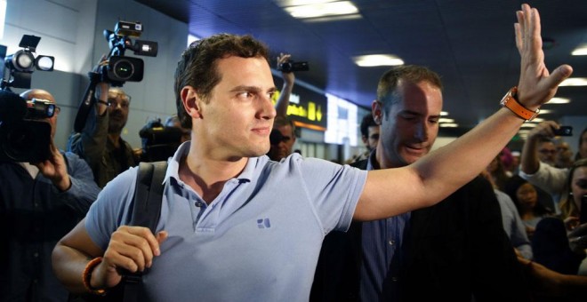 Albert Rivera, a su llegada al aeropuerto de Madrid tras su viaje a Venezuela. EFE