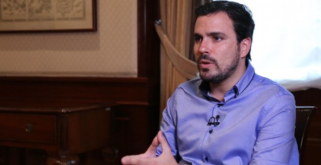 Alberto Garzón durante la entrevista en el Congreso.- PÚBLICO