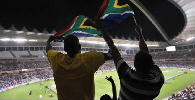 Espectadores sudafricanos durante uno de los partidos disputados en el Mundial de Fútbol de Sudáfrica.- EFE