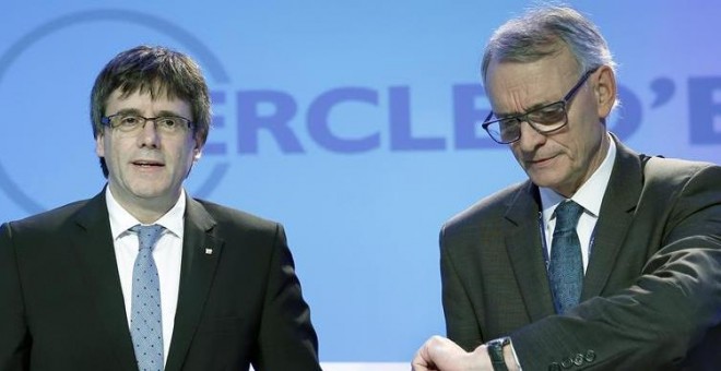 El presidente de la Generalitat, Carles Puigdemont (i), y el presidente del Círculo de Economía, Antón Costas (d), durante la inauguración de la XXXII Reunión del Círculo de Economía.- EFE/Andreu Dalmau