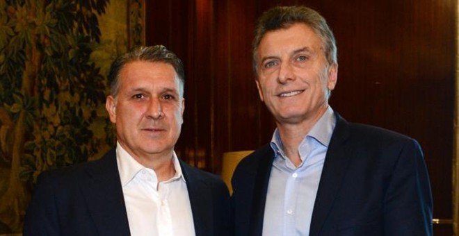 Macri y el seleccionador argentino de fútbol, Gerardo Martino, este jueves en la Casa Rosada en Buenos Aires. EFE